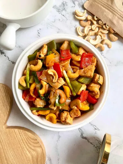 Gà xào hạt điều. (Nguồn: BlogAnChoi)
