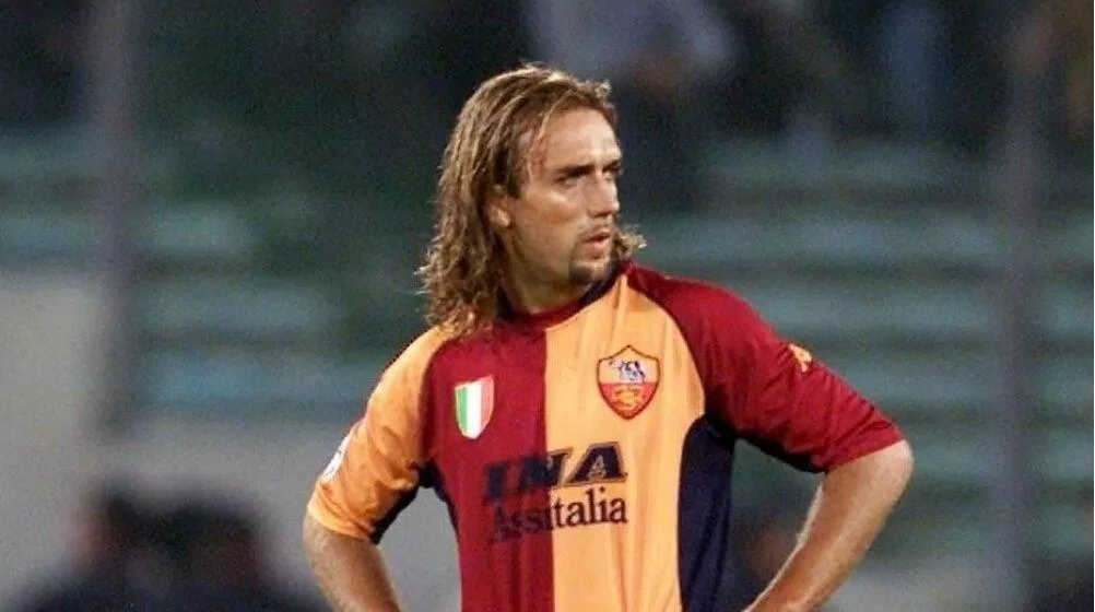 Là cựu cầu thủ bóng đá chuyên nghiệp và là một trong những tiền đạo xuất sắc nhất trong lịch sử bóng đá Argentina (Ảnh: Internet) Là cựu cầu thủ bóng đá chuyên nghiệp và là một trong những tiền đạo xuất sắc nhất trong lịch sử bóng đá Argentina (Ảnh: Internet)