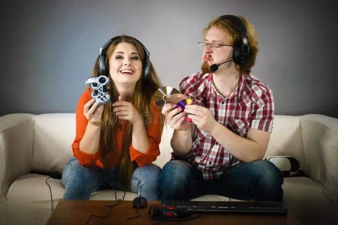 Cùng chơi game là một cách thú vị để các cặp đôi kết nối với nhau (Ảnh: Internet)