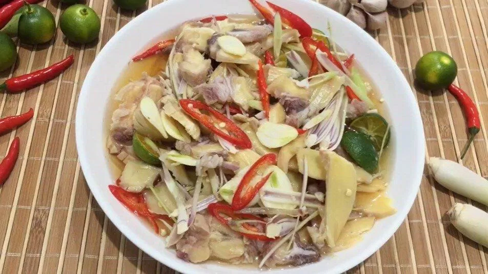 Món gân bò ngâm xoài sả tắc càng ăn càng ghiền. (Ảnh Youtube: Life In The Mountain) Món gân bò ngâm xoài sả tắc càng ăn càng ghiền. (Ảnh Youtube: Life In The Mountain)