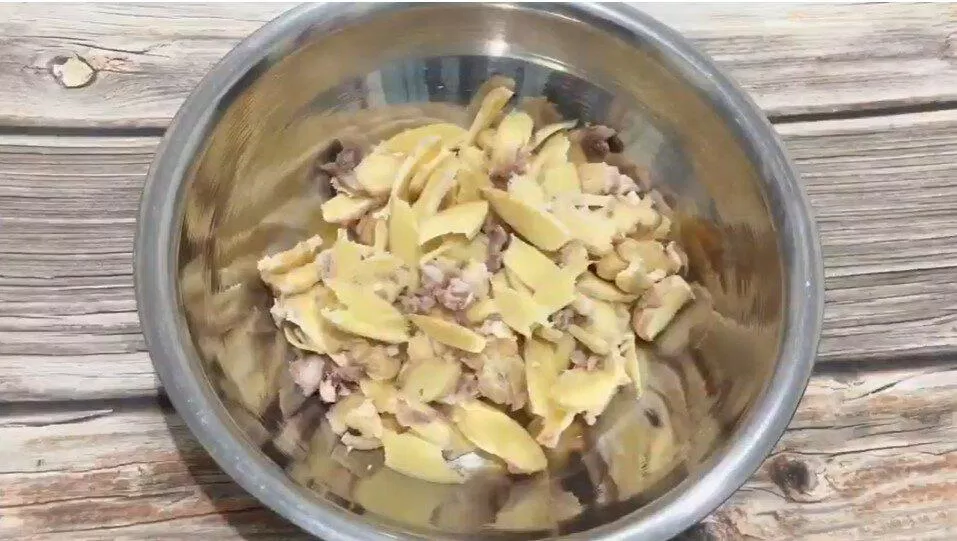 Cho gừng vào phần gân bò (Ảnh Youtube: Life In The Mountain) Cho gừng vào phần gân bò (Ảnh Youtube: Life In The Mountain)