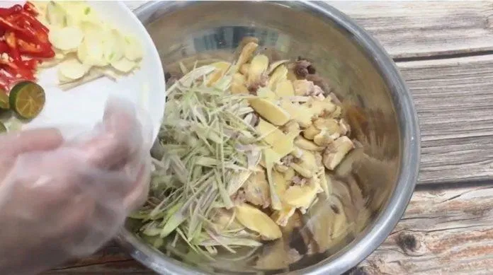 Tiếp tục cho tắc, ớt, tỏi vào trộn đều (Ảnh Youtube: Life In The Mountain) Tiếp tục cho tắc, ớt, tỏi vào trộn đều (Ảnh Youtube: Life In The Mountain)