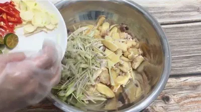 Tiếp tục cho tắc, ớt, tỏi vào trộn đều (Ảnh Youtube: Life In The Mountain) Tiếp tục cho tắc, ớt, tỏi vào trộn đều (Ảnh Youtube: Life In The Mountain)