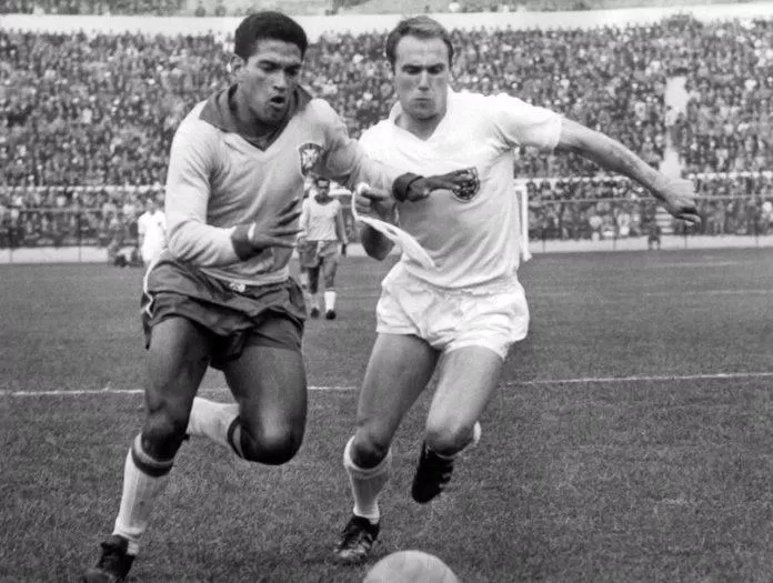 Garrincha giúp Brazil trở thành đội bóng đầu tiên bảo vệ thành công chức vô địch tại World Cup 1962 (Ảnh: Internet)