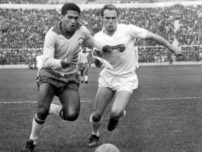 Garrincha giúp Brazil trở thành đội bóng đầu tiên bảo vệ thành công chức vô địch tại World Cup 1962 (Ảnh: Internet) Garrincha giúp Brazil trở thành đội bóng đầu tiên bảo vệ thành công chức vô địch tại World Cup 1962 (Ảnh: Internet)