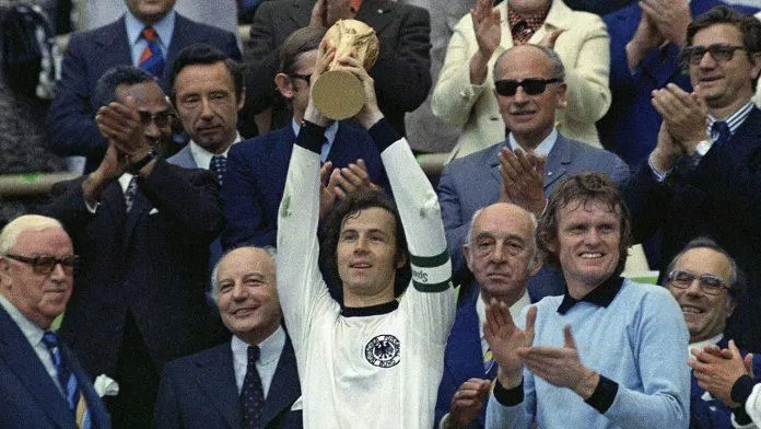 Franz Beckenbauer - người đội trưởng đã dẫn dắt Tây Đức lên ngôi vô địch World Cup 1974 được tổ chức trên sân nhà (Ảnh: Internet) Franz Beckenbauer - người đội trưởng đã dẫn dắt Tây Đức lên ngôi vô địch World Cup 1974 được tổ chức trên sân nhà (Ảnh: Internet)