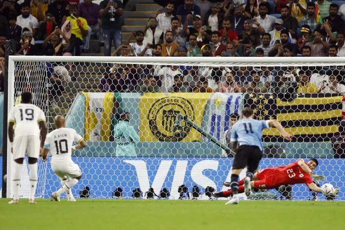 Rochet ngăn cản Ayew có bàn thắng vào lưới Uruguay trên chấm phạt đền (Ảnh: Internet)