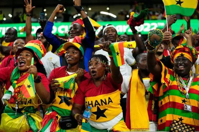 Các cổ động viên của Ghana vẫn ăn mừng cuồng nhiệt kể cả khi họ bị loại cùng với Uruguay (Ảnh: Internet)