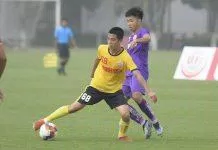 Trần Gia Huy (áo vàng) đứng trước cơ hội đầu tiên được thi đấu tại V-League