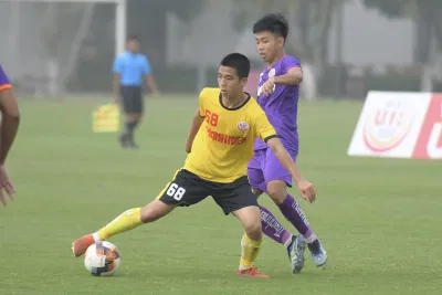 Trần Gia Huy (áo vàng) đứng trước cơ hội đầu tiên được thi đấu tại V-League (Ảnh: Internet) Trần Gia Huy (áo vàng) đứng trước cơ hội đầu tiên được thi đấu tại V-League (Ảnh: Internet)