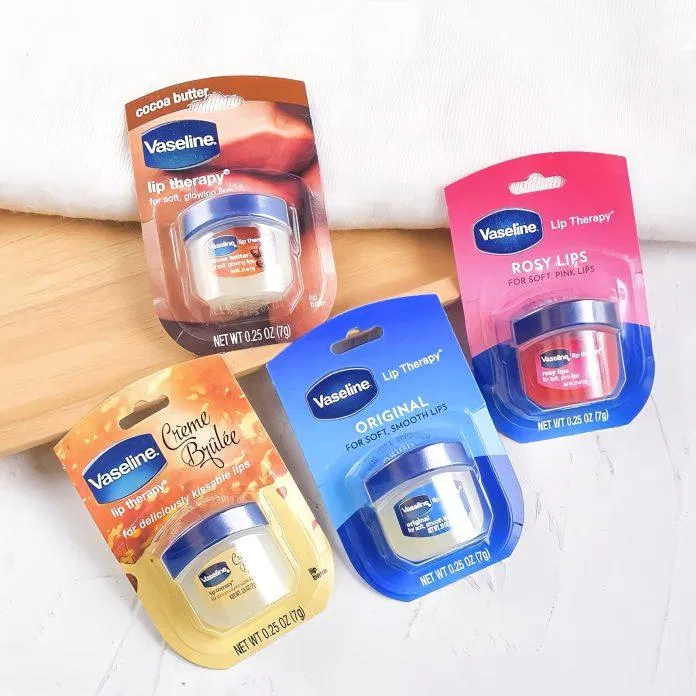 Dưỡng môi vaseline có thể dùng như tẩy tế bào chết Dưỡng môi vaseline có thể dùng như tẩy tế bào chết