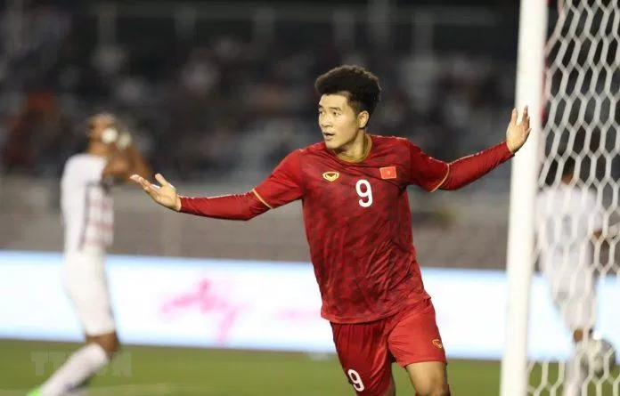 Hà Đức Chinh tỏa sáng với một cú hat trick đưa đội tuyển Việt Nam vào trận chung kết SEA Games (Ảnh: Internet)