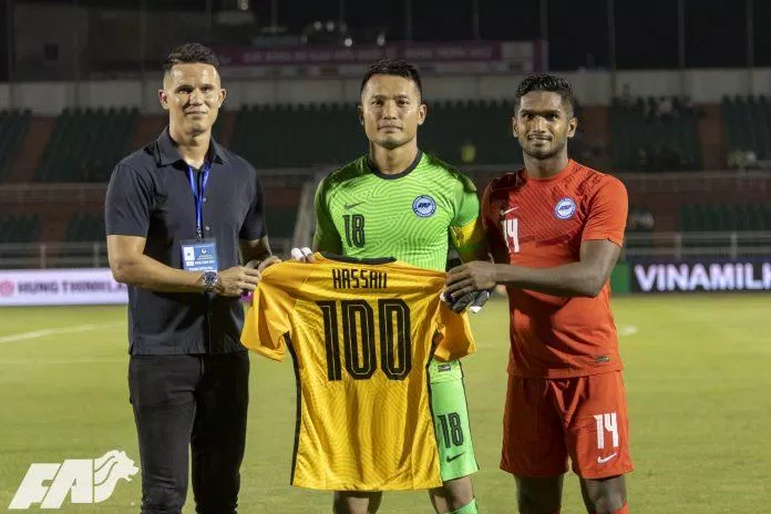 Thủ thành Hassan Sunny là một trong những cầu thủ lớn tuổi nhất của Singapore tại AFF Cup 2022 (Ảnh: Internet) Thủ thành Hassan Sunny là một trong những cầu thủ lớn tuổi nhất của Singapore tại AFF Cup 2022 (Ảnh: Internet)