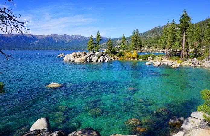 Hồ Tahoe - địa điểm không thể bỏ qua khi đến Truckee (Ảnh: Internet).