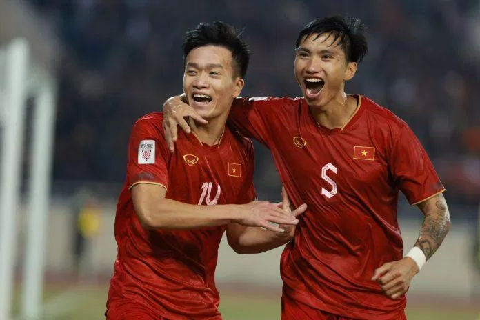 Hoàng Đức có bàn thắng vô cùng tinh tế ấn định tỉ số 3-0 cho Việt Nam trước Malaysia (Ảnh: Internet)
