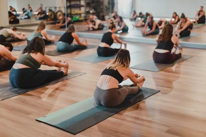 Một trong những phương pháp khá mới lạ khi thực hành yoga cùng với nhiệt độ là bài tập Hot yoga (Ảnh: Internet) Một trong những phương pháp khá mới lạ khi thực hành yoga cùng với nhiệt độ là bài tập Hot yoga (Ảnh: Internet)