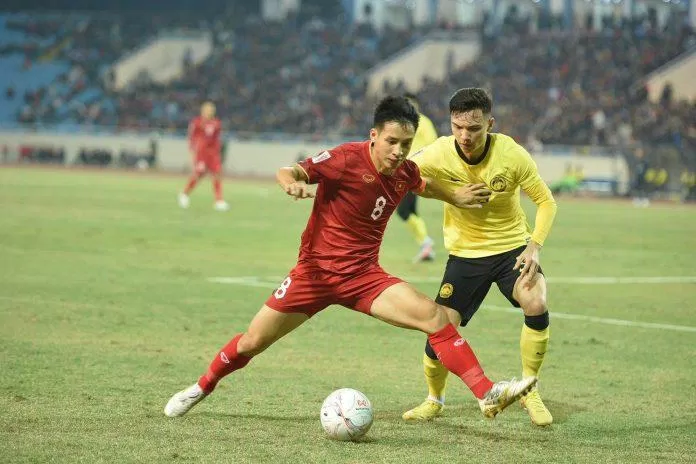 Đỗ Hùng Dũng và các tiền vệ của Việt Nam đã có một trận đấu khó khăn ở nửa đầu hiệp 1 với Malaysia (Ảnh: Internet)
