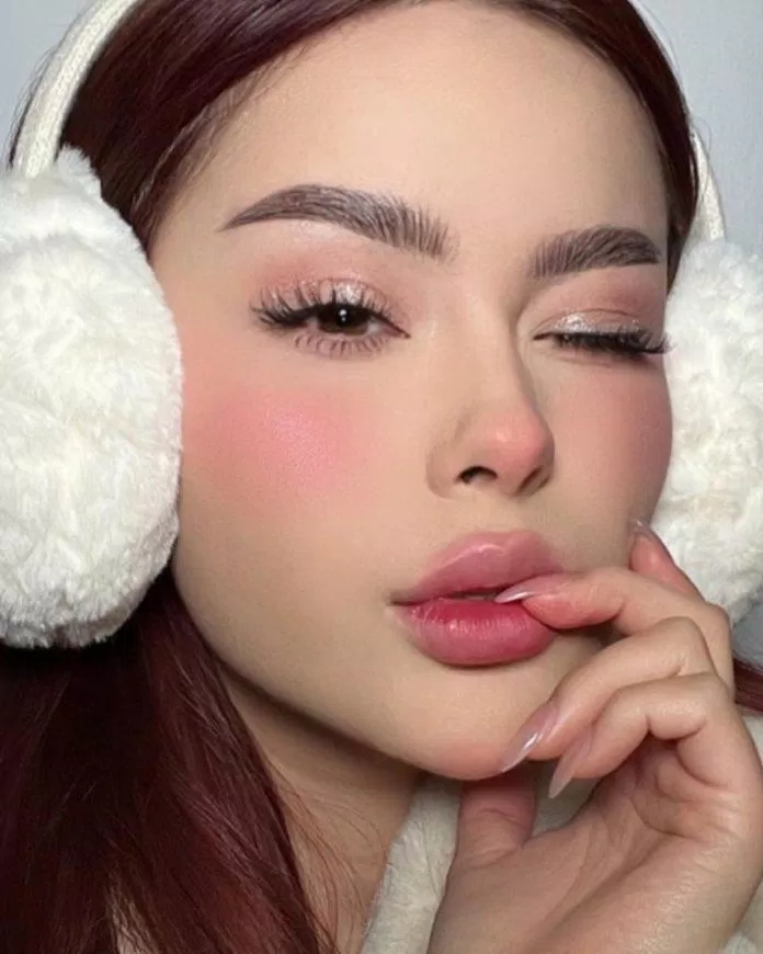 Đánh má hồng nhiều hơn một chút để tạo hiệu ứng mặt ửng đỏ. Ảnh: @hayley_bui Đánh má hồng nhiều hơn một chút để tạo hiệu ứng mặt ửng đỏ. Ảnh: @hayley_bui