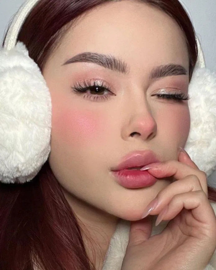 Đánh má hồng nhiều hơn một chút để tạo hiệu ứng mặt ửng đỏ. Ảnh: @hayley_bui
