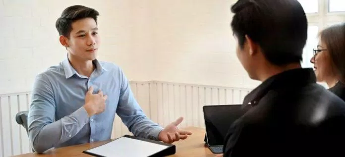 Trang phục gọn gàng và tác phong tự tin sẽ giúp bạn ghi điểm nhiều hơn với nhà tuyển dụng. Nguồn: Internet Trang phục gọn gàng và tác phong tự tin sẽ giúp bạn ghi điểm nhiều hơn với nhà tuyển dụng. Nguồn: Internet