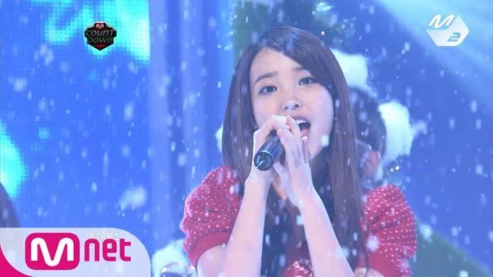IU trình diễn bài hát "Merry Christmas In Advance" trên sân khấu (Nguồn: Internet)