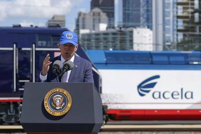 Tổng thống Joe Biden ủng hộ sự phát triển của đường sắt (Ảnh: Internet).