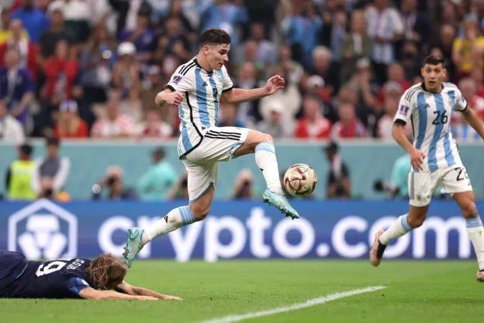 Julian Alvarez hủy diệt hàng thủ của Croatia ở bản kết World Cup 2022 bằng tốc độ của mình (Ảnh: Internet)