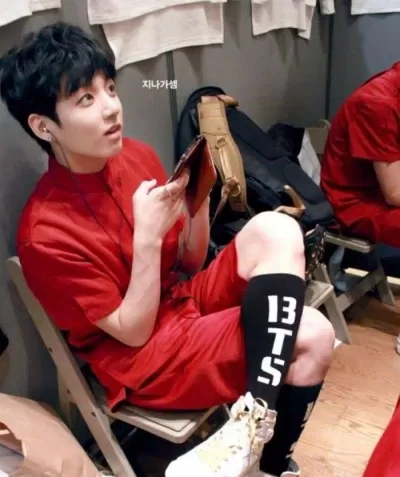 Jungkook thích ốp điện thoại lật mở. (Ảnh: Internet)