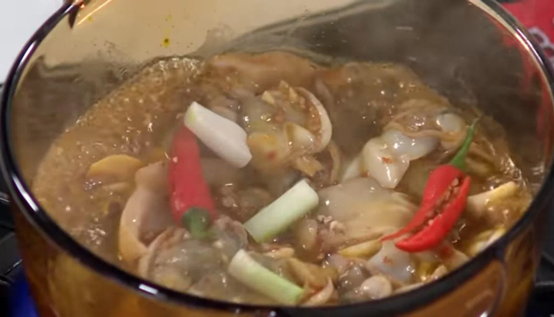 Kho nghêu cùng các nguyên liệu. Nguồn: YouTube Món Ngon Mỗi Ngày