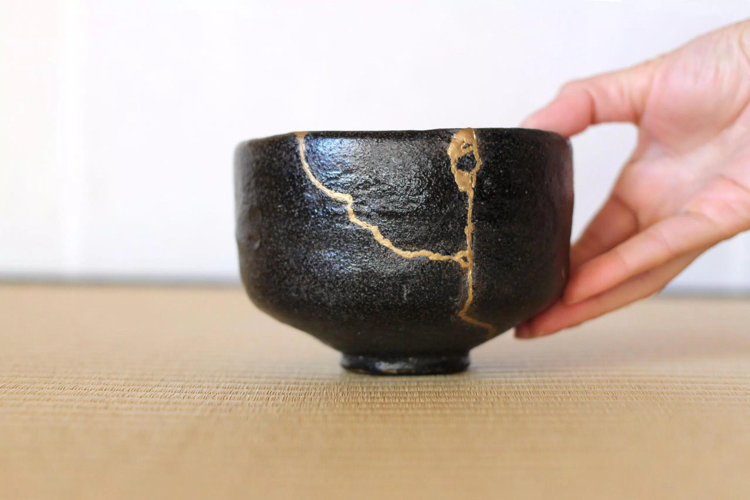 Kintsugi là triết lý cho phép chúng ta đứng lên từ những vấp ngã, coi sự không hoàn hảo là một phần của cuộc sống (Ảnh: Internet)