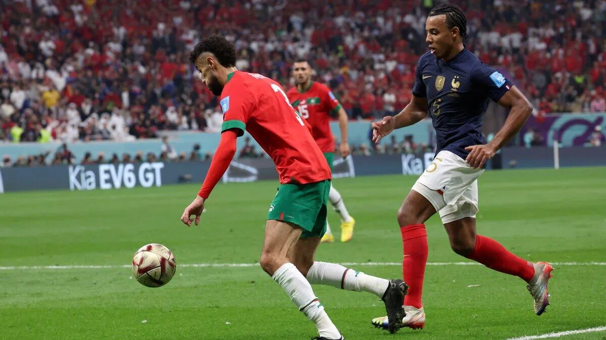 Kounde sẽ là mắt xích yếu nhất trong hệ thống phòng ngự của Pháp nếu như tiếp tục non nớt và chậm chạp trong trận chung kết (Ảnh: Internet) Kounde sẽ là mắt xích yếu nhất trong hệ thống phòng ngự của Pháp nếu như tiếp tục non nớt và chậm chạp trong trận chung kết (Ảnh: Internet)