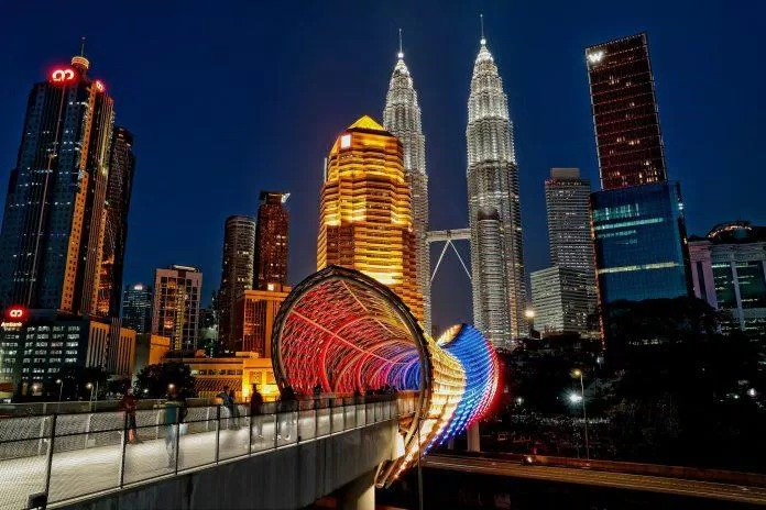 Từ cầu Saloma đến tòa tháp đôi Petronas (Ảnh: Internet).