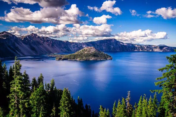 Là hồ sâu nhất nước Mỹ, hồ Crater mang vẻ đẹp của thiên nhiên hùng vĩ (Ảnh: Internet).