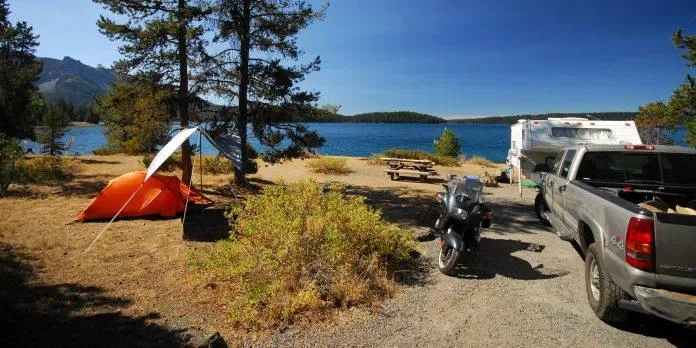 Du khách có thể cắm trại quanh hồ (Ảnh: Internet).