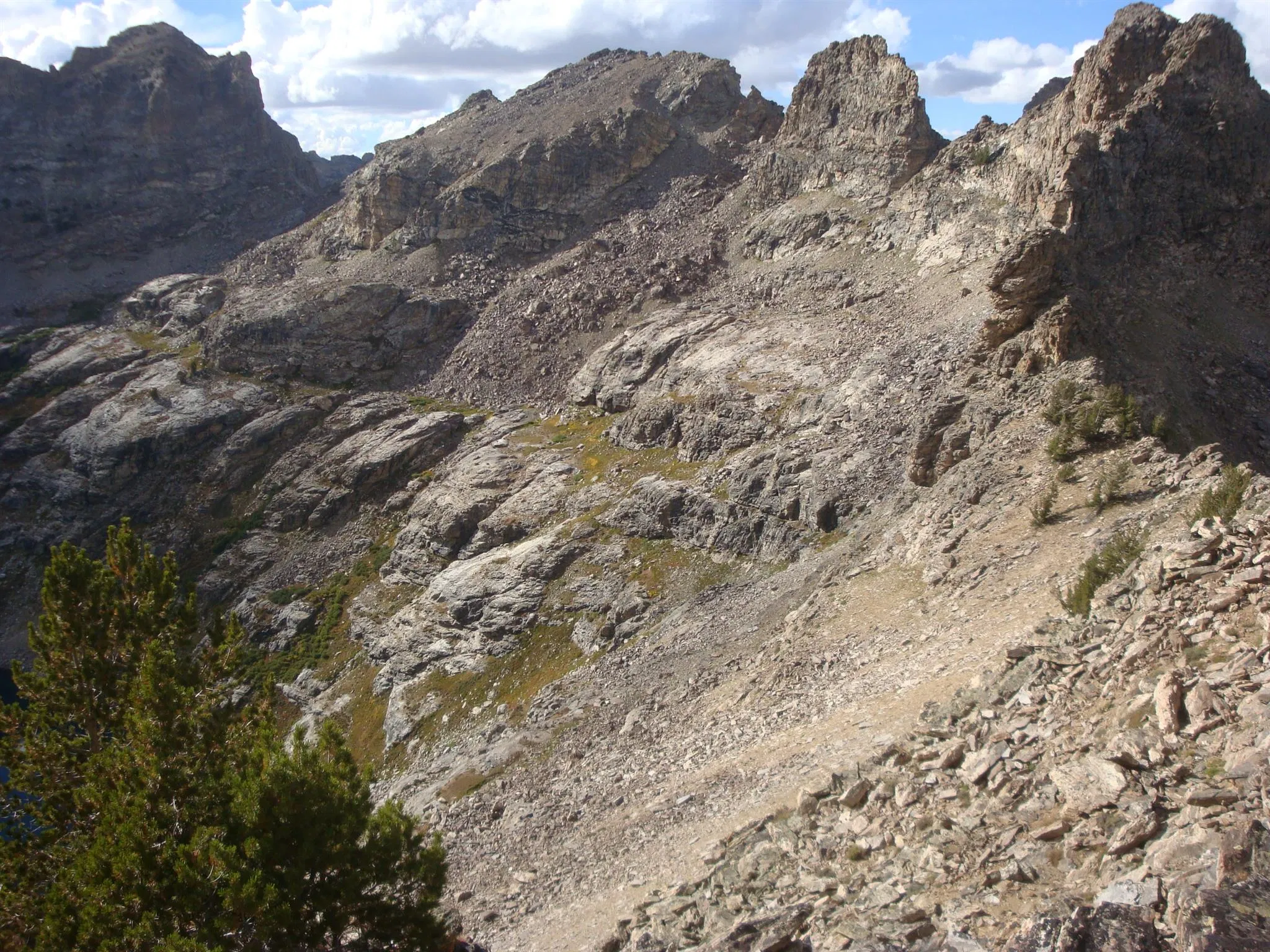 Những con đường mòn kết nối với hồ Crater (Ảnh: Internet).