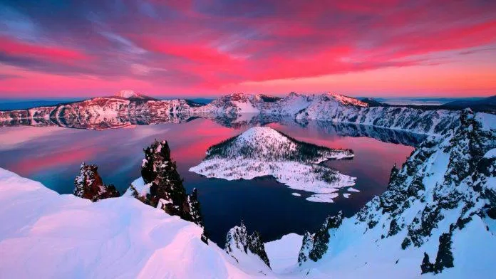 Mặc dù bị hạn chế vào mùa đông, hồ Crater vẫn mang vẻ đẹp bí ẩn (Ảnh: Internet).