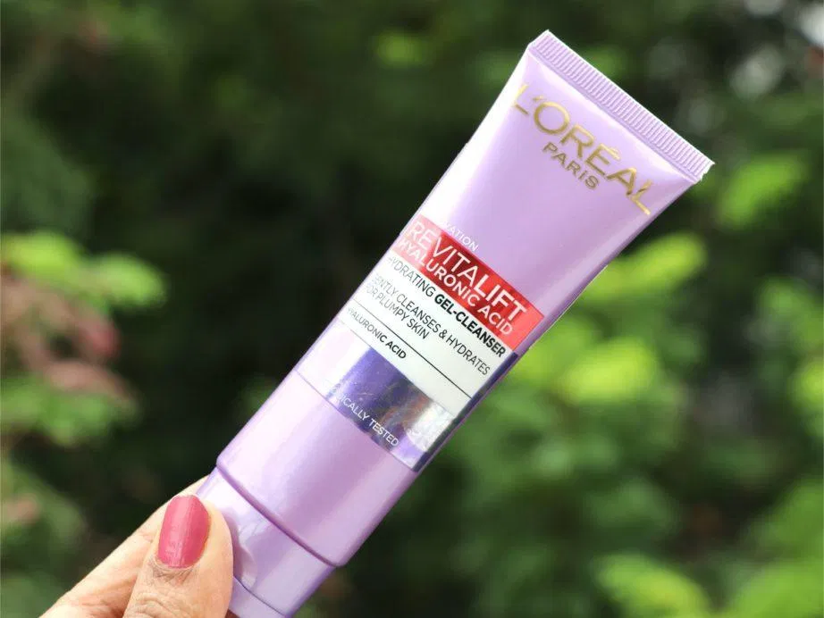 L'Oreal Revitalift Hyaluronic Acid với thiết kế thanh lịch, chắc chắn (Ảnh: Internet) Review gel rửa mặt LOreal Revitalift Hyaluronic Acid: Giúp da mịn màng, mềm mại như nước Axit Hyaluronic gel rửa mặt gel rửa mặt l oreal revitalift hyaluronic acid 100ml LOREAL REVITALIFT HYALURONIC ACID lorealparis sữa rửa mặt