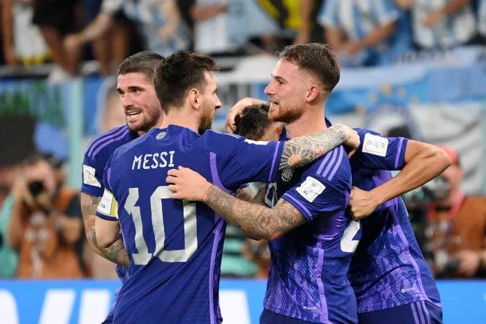 Mac Allister và Messi khá thân thiết ở đội tuyển quốc gia Argentina tại World Cup 2022 (Ảnh: Internet)