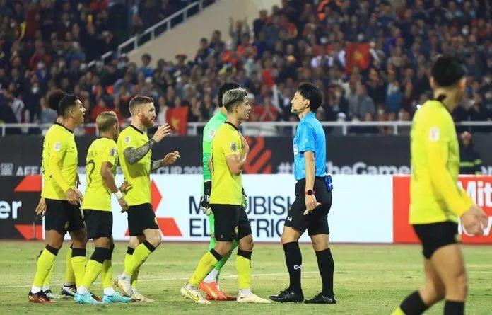 Đội tuyển Malaysia đang thất thế sau khi để thua Việt Nam 0-3 đầy thất vọng ở lượt trận thứ 3 của đội bóng này (Ảnh: Internet) Đội tuyển Malaysia đang thất thế sau khi để thua Việt Nam 0-3 đầy thất vọng ở lượt trận thứ 3 của đội bóng này (Ảnh: Internet)