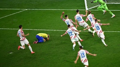 Toàn đội Croatia lao ra sân ăn mừng sau pha đá hỏng của Marquinhos (Ảnh: Internet) Toàn đội Croatia lao ra sân ăn mừng sau pha đá hỏng của Marquinhos (Ảnh: Internet)