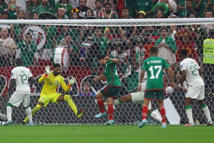Martin mở tỉ số cho Mexico ở một tình huống cố định (Ảnh: Internet) Martin mở tỉ số cho Mexico ở một tình huống cố định (Ảnh: Internet)