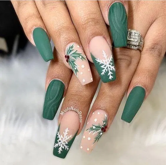 Bộ nail với nhiều hoa văn tinh tế cho người phụ nữ trung niên (Ảnh: Internet). Bộ nail với nhiều hoa văn tinh tế cho người phụ nữ trung niên (Ảnh: Internet).