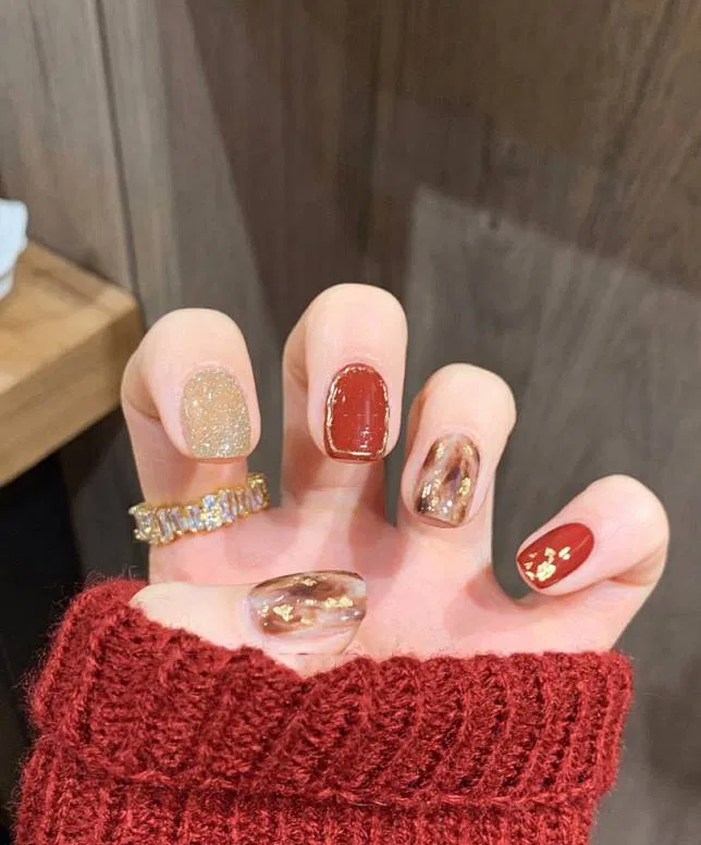 Mẫu nail Tết 2023 màu đỏ rực rỡ, nổi bật. (Ảnh: Internet)
