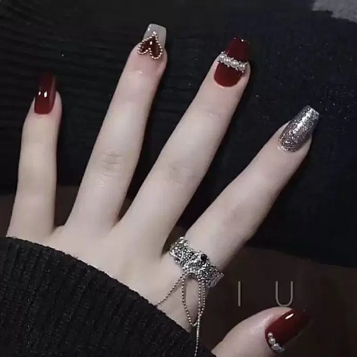 Mẫu nail Tết 2023 màu đỏ rực rỡ, nổi bật. (Ảnh: Internet)