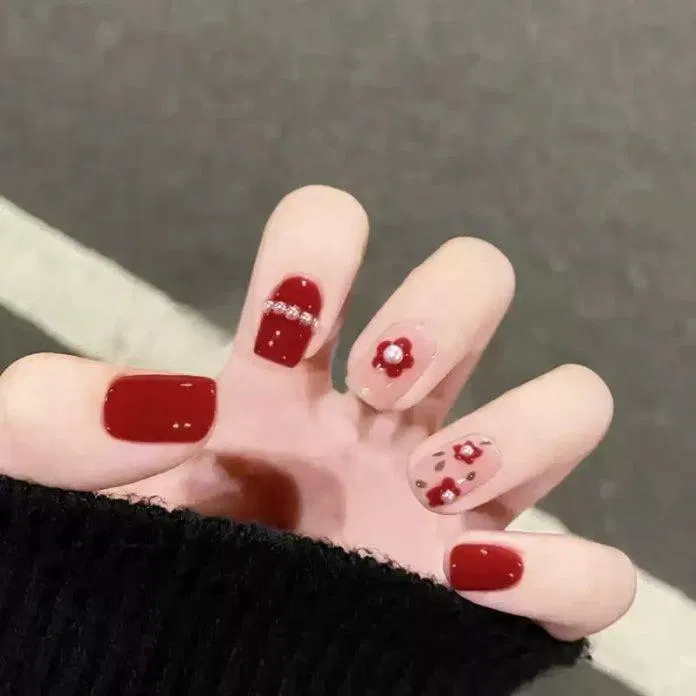 Mẫu nail Tết 2023 màu đỏ rực rỡ, nổi bật. (Ảnh: Internet)