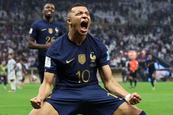 Mbappe ăn mừng cực kì phấn khích sau khi lập được hat trick giúp tuyển Pháp quân bình tỉ số với Argentina (Ảnh: Internet)