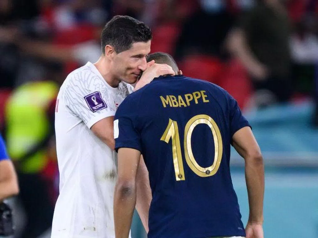 Lewandowski có vẻ đã dành những lời khen cho tiền đạo trẻ người Pháp sau trận đấu (Ảnh: Internet) Lewandowski có vẻ đã dành những lời khen cho tiền đạo trẻ người Pháp sau trận đấu (Ảnh: Internet)