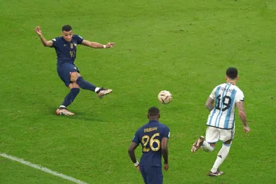 Mbappe khiến cả sân Lusail sống trong những giây phút căng thẳng tột độ khi đưa tuyển Pháp và Argentina quay lại vạch xuất phát sau bàn thắng tuyệt vời ở phút 81 (Ảnh: Internet) Mbappe khiến cả sân Lusail sống trong những giây phút căng thẳng tột độ khi đưa tuyển Pháp và Argentina quay lại vạch xuất phát sau bàn thắng tuyệt vời ở phút 81 (Ảnh: Internet)