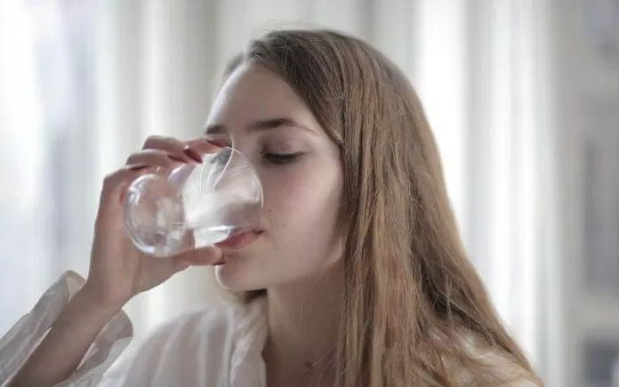 Uống nhiều nước sẽ giúp bạn ăn ít nhưng vẫn no lâu (Nguồn: Internet)