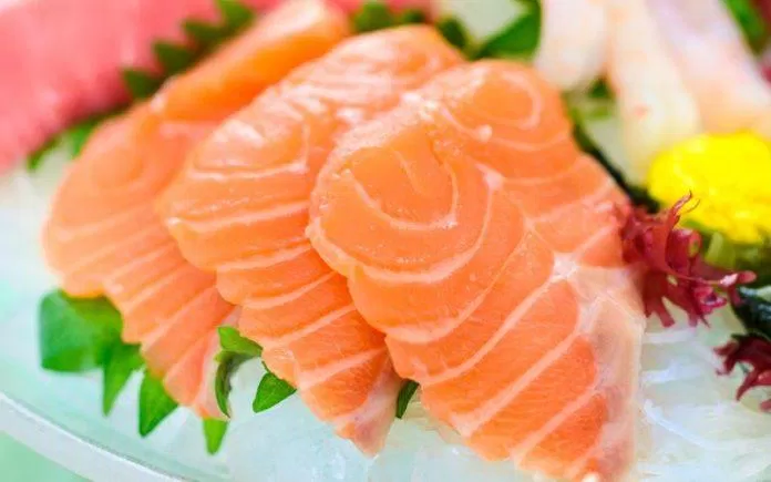 Cá hồi là nhóm cá béo bổ dưỡng mà bạn nên ăn sẽ giúp no lâu dù ăn ít (Nguồn: Internet)